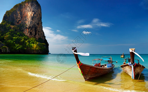 泰国Krabi绿水中的长尾船景观户外传统图片