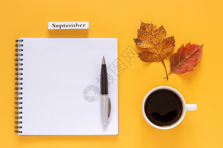 秋季一杯咖啡和纸笔图片