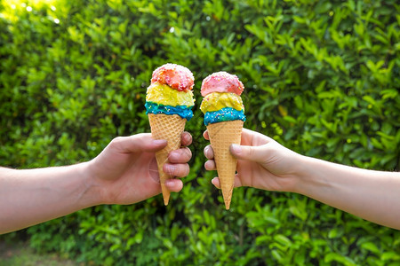 生日绿色加上五颜六的不同口味冰淇淋甜筒洒上绿叶背景夏天春食物假日概念复制空间加上五颜六色的不同口味冰淇淋甜筒节日概念小雨图片
