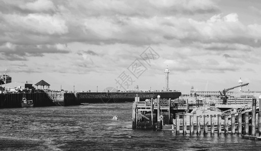 英国北约克郡惠特比北约克郡英格兰1月28日019年月8日联合王国北约克郡海岸惠特比港的黑白照片被绑在惠特比港码头的渔船人们联合历图片