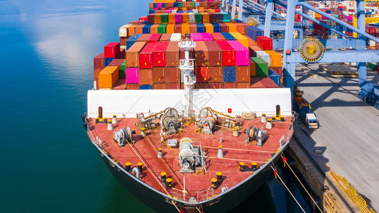 起重机集装箱船在工业港口运载集装箱在公海船进出口业务物流和国际运输中航工业的图片