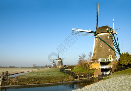 场景一种荷兰Leidschendam的荷兰传统风力机车磨图片