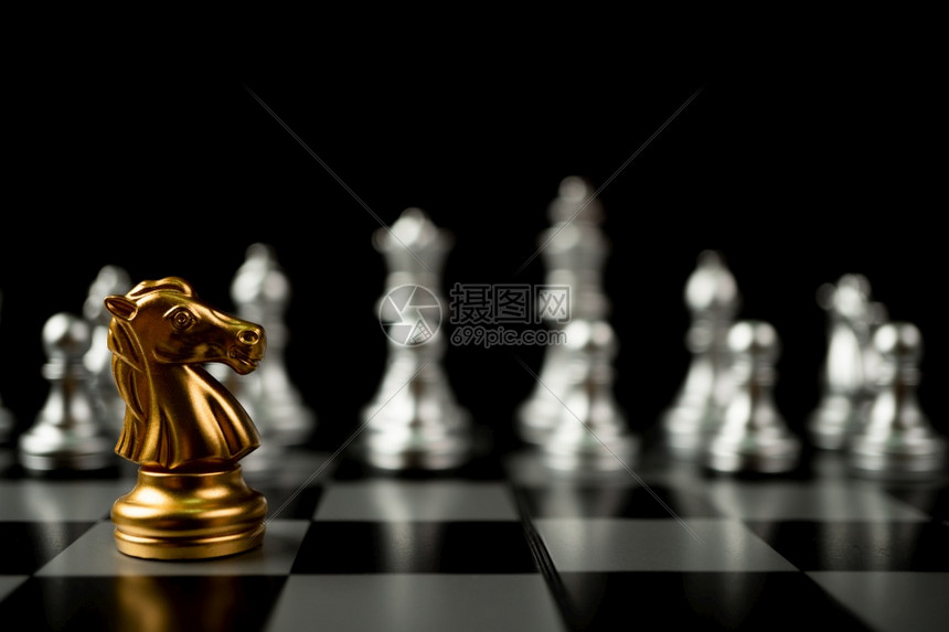 向前银象棋在背景中有银象棋领导力和商业愿景的概念以赢得商业游戏的家之心在背后有金象棋竞赛团队图片
