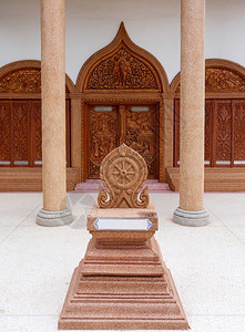 标出泰国教堂边界的雕刻沙石板位于泰国寺庙教堂周围前视与复制空间一道展出在台面文化为了遗产图片