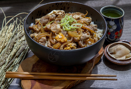 腌制素食主义者日本猪肉饭碗配鸡蛋和洋葱Donburi在木桌日本菜风格上配有姜咸菜和绿茶晚餐图片