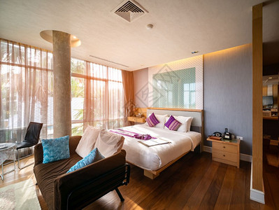豪华房间装饰室内周围有棕色木制家具玻璃窗外观泰国旅馆度假胜地室内部的奢华优雅图片