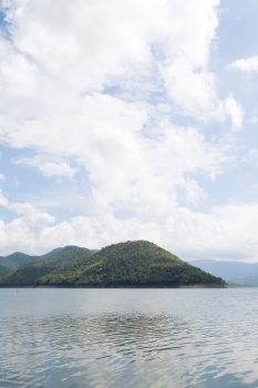 夏天的山水景色和大坝森林图片