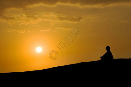 日落后的默思佛教活动坐阳光祈祷图片