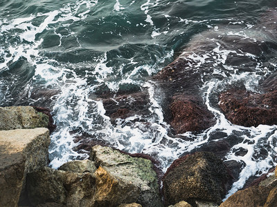季节多于海岸从近的美丽海浪暴和岩石上观测出美丽的海浪风暴波和岩石图片