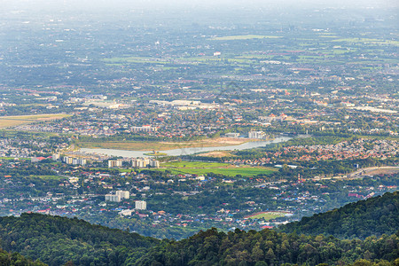 夏天风景优美自然在泰国清迈市上空的山白昼有城市风景图片