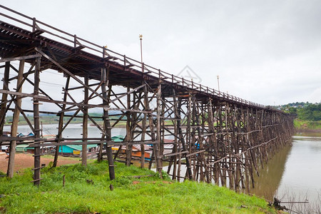景观水泰国Kanchanaburi与河流和山的木桥游客图片