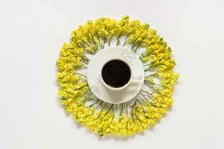 一杯咖啡和圆形框架黄色野花Linaria在灰色背景平躺顶视图概念早上好或你春天模板用于明信片文本或您的设计一杯咖啡和圆形框架黄色图片