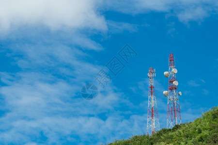 工业的高山上电信塔蓝天绿树线无电和卫星杆通信技术电行业移动或电信4g网络全球的图片