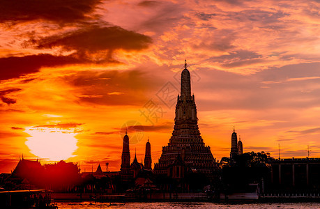 在日落时WatArunRatchawarararam以美丽的橙色天空和云朵Wat佛教寺庙是泰国曼谷的里程碑泰国曼谷吸引艺术和古老图片