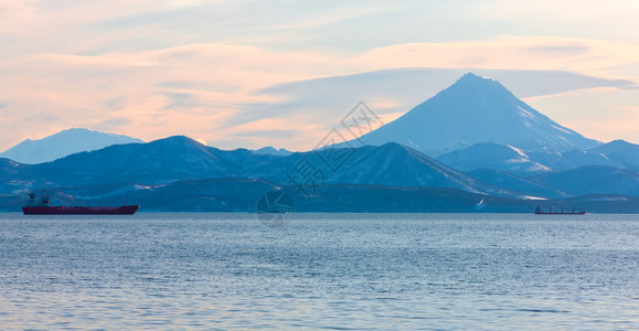 亚洲洞察力海湾渔船与堪察加火山海湾渔船与堪察加火山旅行图片