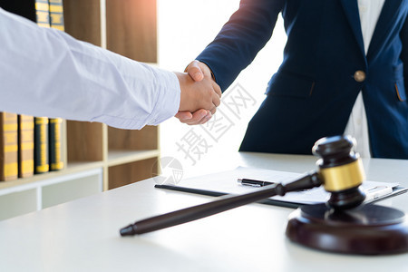 法理讨论合同协议的律师或在良好交易接触后握手会议结束之后谈判合同协议的律师或沟通快乐的图片