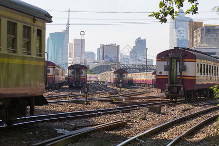 滚动受欢迎的曼谷火车站铁路轨上的列车泰国许多人乘火车来泰国因为价格便宜而普遍搭乘火车篡改图片