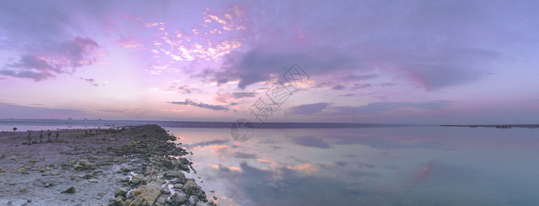 紫色的黎明一种在日落时盐湖的粉色和紫日落中泛光观测到水上云层图片