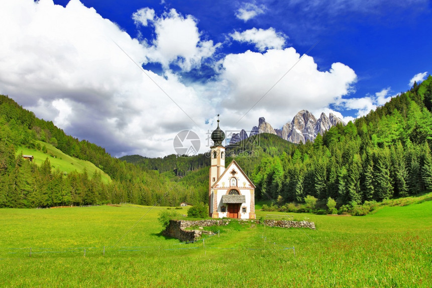 蓝色的多洛米斯山脉意大利北部小教堂的景色令人印象深刻在ValdiFunes白云岩农业图片