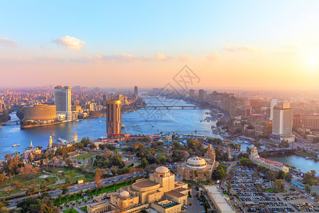 埃及人天线际日落时开罗的鸟瞰图塔楼全景日落时开罗的空中景观塔楼的全图片