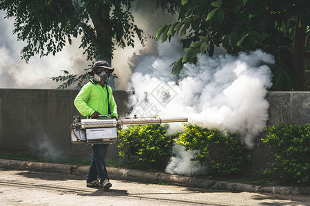 使用雾化器喷洒消毒街道图片