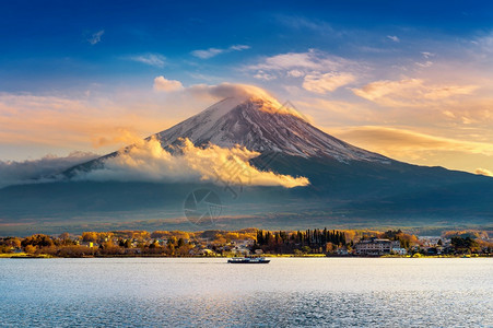 日落时的藤山和川口子湖秋天是日本矢马纳奇的藤山季节富士天空春图片