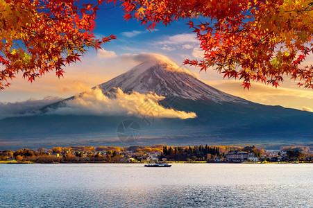 日落时的藤山和川口子湖秋天是日本矢马纳奇的藤山季节梨多雾路段枫图片