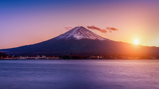 东京山町日落时的藤和川口子湖秋天是日本矢马纳奇的藤山季节蓝色图片