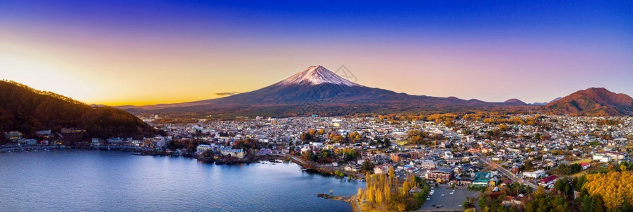 日落时的藤山和川口子湖秋天是日本矢马纳奇的藤山季节蓝色河口湖开花图片