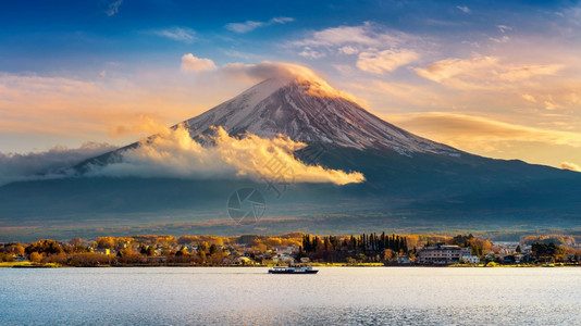 天空日落时的藤山和川口子湖秋天是日本矢马纳奇的藤山季节多雾路段日出图片