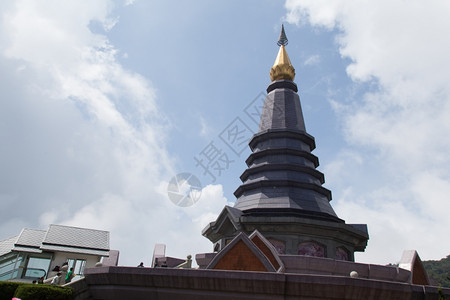 雾中山的塔和里树木都集中起来了寺庙景观图片