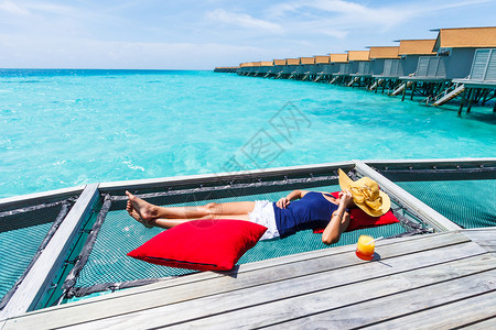 蓝色的马尔代夫妇女睡在海面上平房网图片
