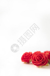 开花为了爱一束天鹅绒红玫瑰隔离在白色背景上与玫瑰情人节卡片概念浪漫图片