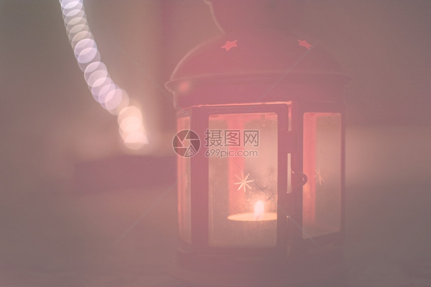 火焰照明玻璃上有星的红灯笼在黑暗中燃烧的茶灯以朦胧活珊瑚暖红色调玻璃上有星的红灯笼和燃烧茶朦胧活珊瑚浪漫图片