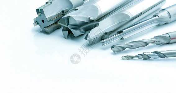 白色的高速钢设计用于订购特殊工具的白色背景上孤立的特殊工具拼装步骤钻和再生细节工业应用中加固的碳化切割工具烧结背景图片