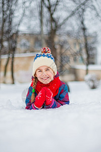年轻的手套人们快乐女孩在下雪冬天散步玩在公园里做球冬季户外游戏快乐的女孩在下雪冬天散步玩在公园里做球图片