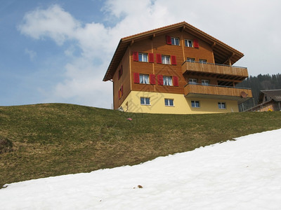 Engelberg的春天著名瑞士滑雪度假胜地小屋农村建筑学图片