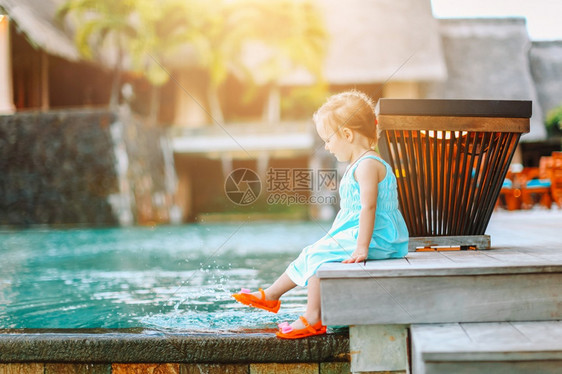 小女孩在泳池边泼水图片