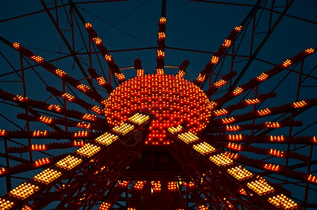 Ferris车轮的中心部分带点光照明充满活力传统的图片