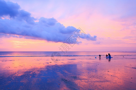 天空夏当地渔民和家人在泰国长沙滩上捕渔网钓鱼在泰国的长滩上钓鱼海洋图片