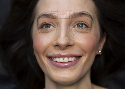 人类年轻妇女得到美容治疗眉毛健康粉末图片