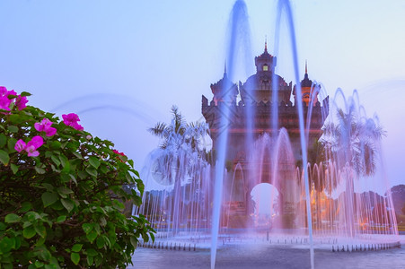 惊人的游客城市在万象前面有喷泉的Patuxai拱门或胜利Triumph门纪念碑老挝旅游地貌和目的日落景图片