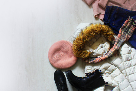 外貌黑色的一套流行冬季妇女服装毛衣鞋子手提包皮帽和白木背景的手套一时装的冬季妇女服羊毛鞋牛仔裤外衣帽子和白木背景的围巾以及灰色的图片
