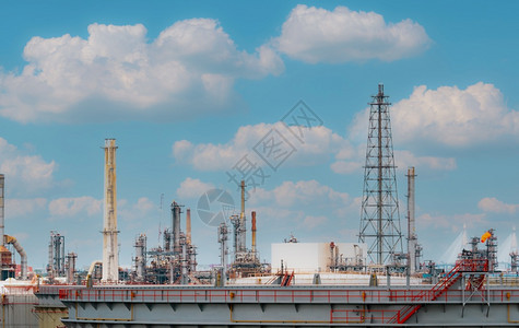 烟囱蓝天背景炼油厂或电力能源行业油气生产厂石化工天然气储罐石油业务或者塔图片