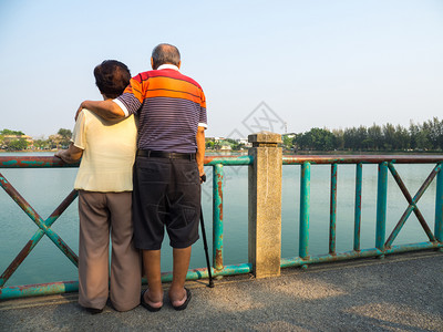 站在桥边的老年夫妻背影图片