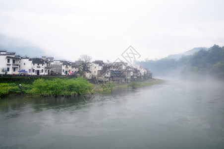 婺源雨中著名的国古老村落风景水乡图片