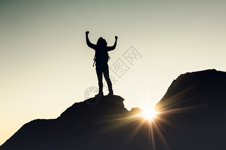 拍摄一个男人的手举起享受日落时蒙太教徒的款待探险家优胜者徒步旅行图片