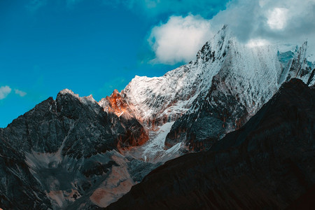 冬季雪山风光图片