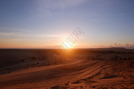 岩石沙漠中日出越南东亚MeiNe的白沙丘太阳日落图片