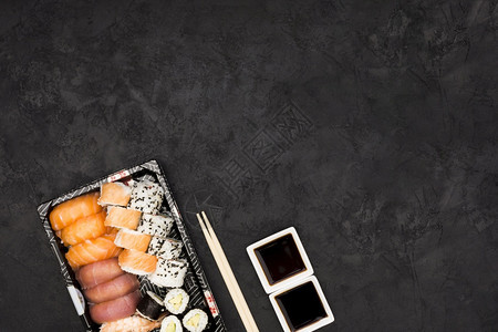 什锦的碗以豆酱黑色表面分辨率和高品质的漂亮照片将豆酱黑色表面的青瓜粉片关闭起来高质量的美容形象概念高质量美丽的照片设计师生苏寿司图片